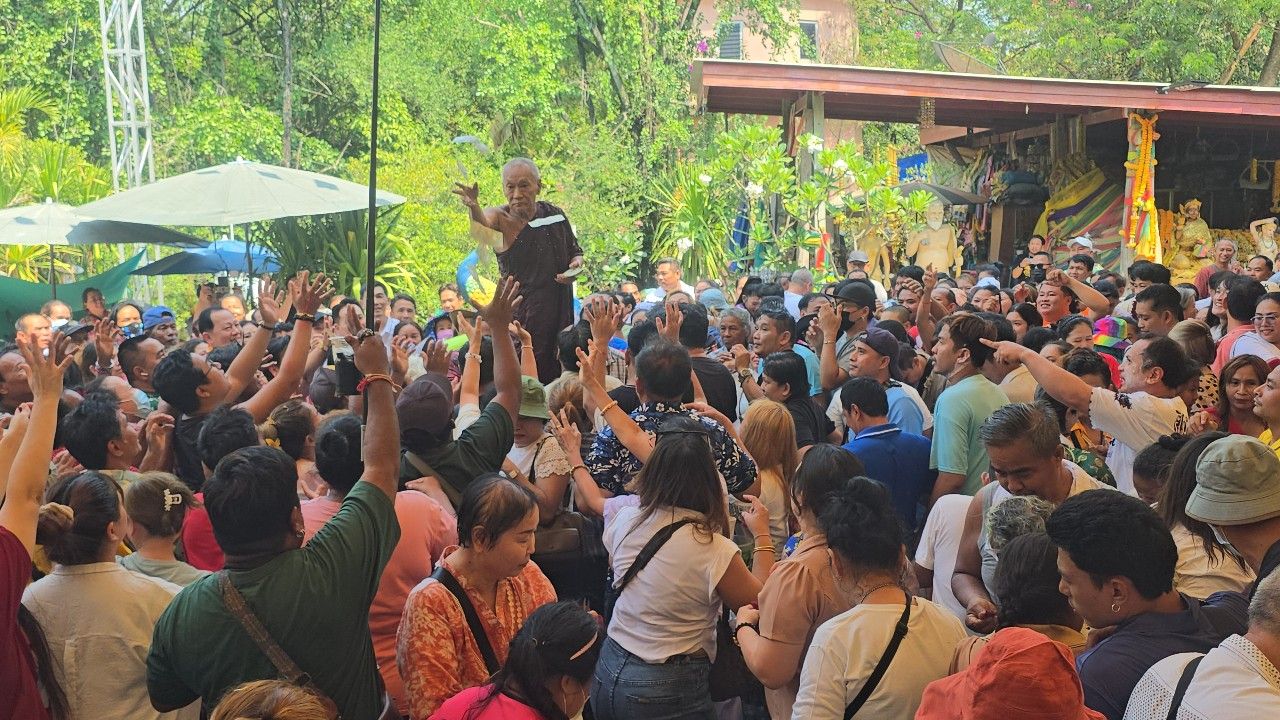 คอหวยแห่ส่อง “เลขเด็ด” หลวงพ่อแป๊ะ จัดพิธีสรงน้ำพระ คนแน่นวัดสว่างอารมณ์เกี่ยวกับวัดดัง