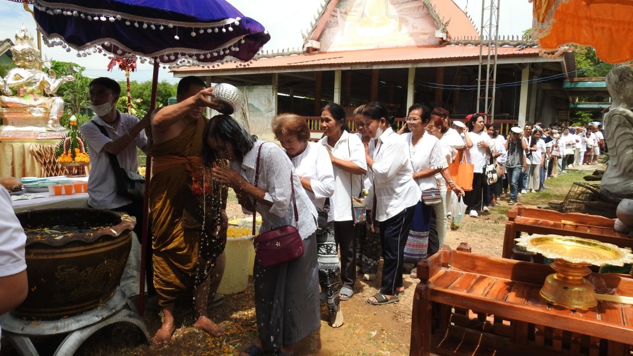 สายมูแห่ร่วมพิธีอาบน้ำมนต์จินดามณีหลวง ส่อง "เลขเด็ด" หางประทัดลุ้นโชค 1/7/69เกี่ยวกับวัดดัง