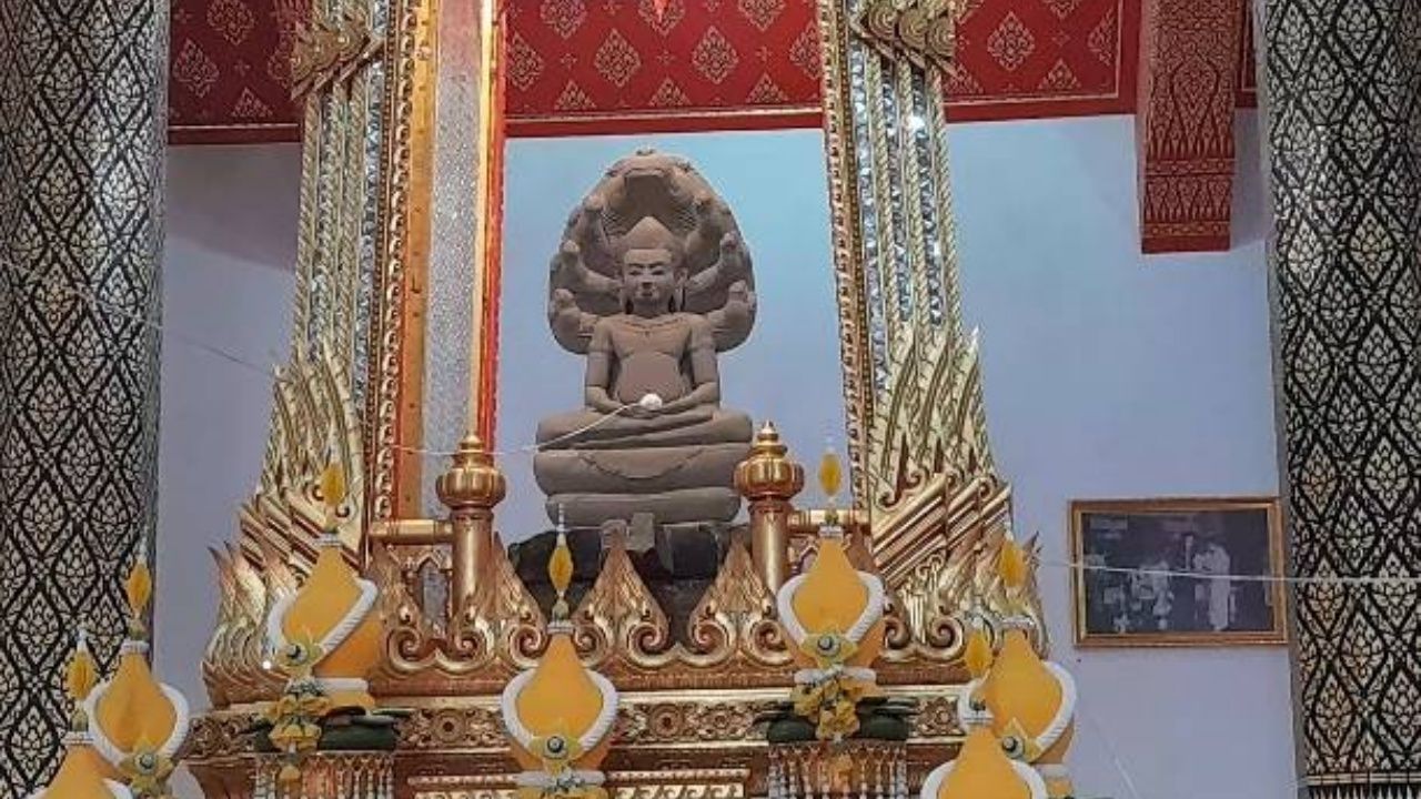 มาตามศรัทธา คอหวยแห่กราบไหว้ "หลวงพ่อศิลา" วัดทุ่งเสลี่ยม จุดธูปเลขเด็ด 2/4/69เกี่ยวกับหวย