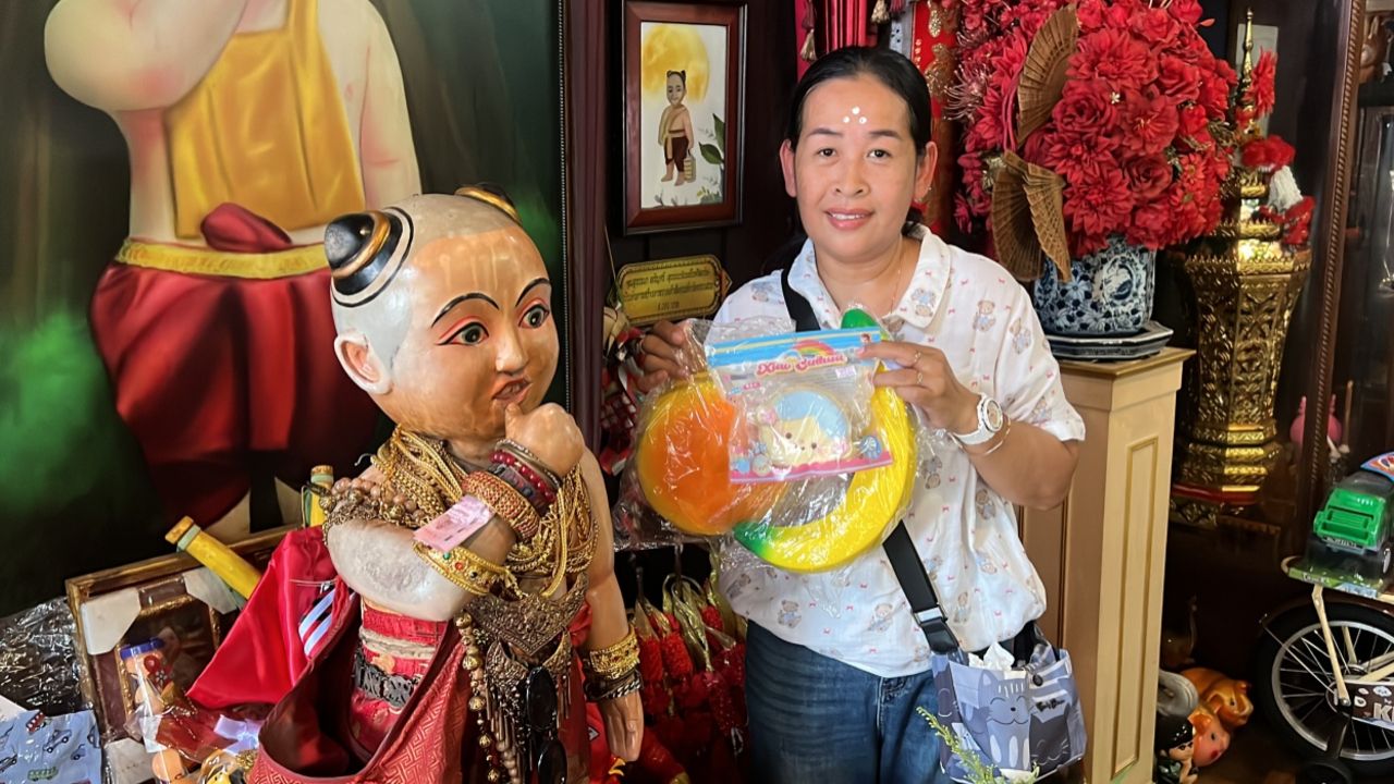 สาวขนสกุชชี่แก้บน “ไอ้ส้มฉุน” วัดทรงเสวย ติดใจขอ "เลขเด็ด" หวังปังอีกงวดเกี่ยวกับวัดดัง