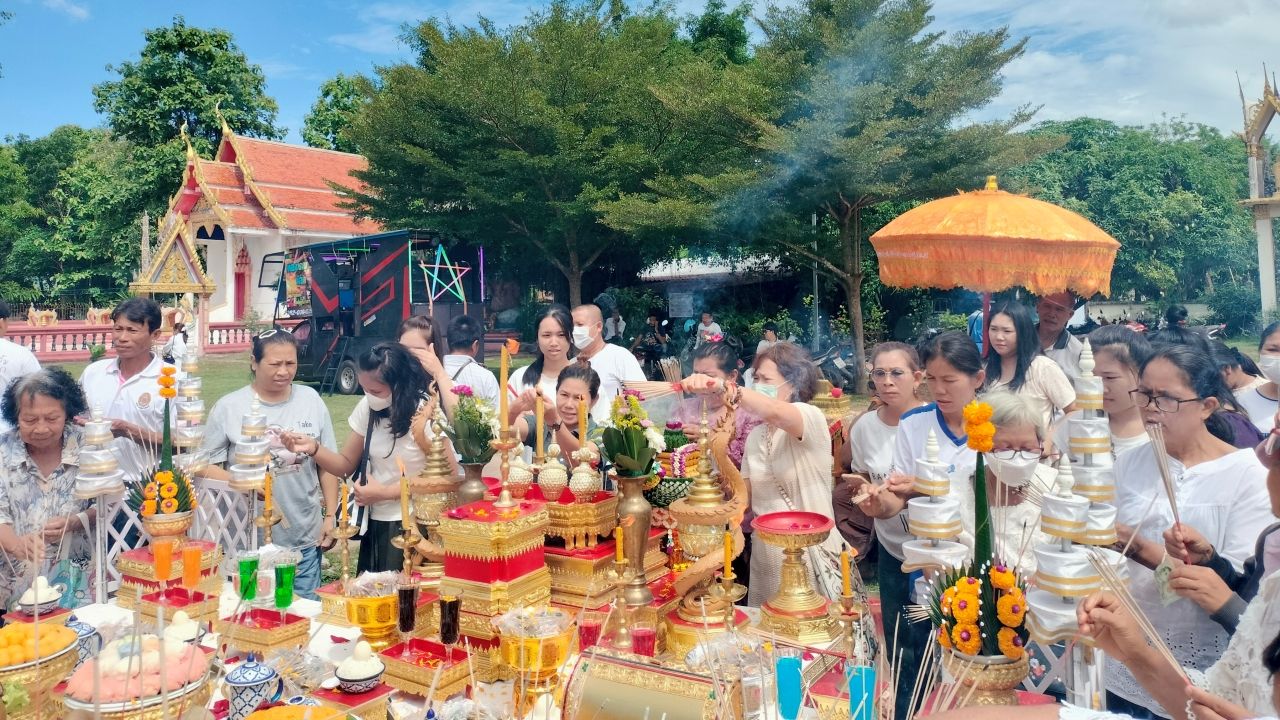 บวงสรวงบูรพาจารย์ “วัดวังอ้อ” ช่วงบวงสรวงลมพัดแรง ธูปมงคลหัก คนส่องเลขเด็ดเสี่ยงโชคเกี่ยวกับวัดดัง