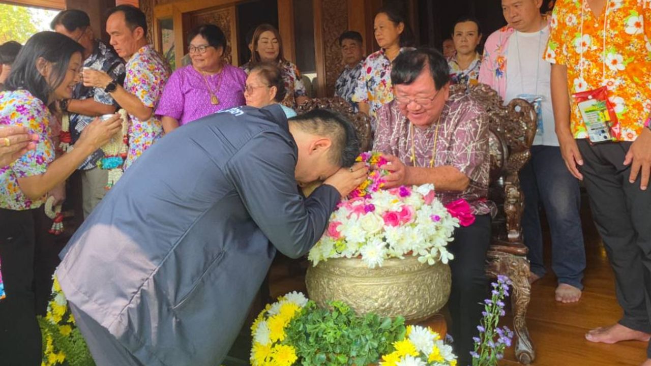 “วราวุธ” รดน้ำขอพรปีใหม่ไทย “ประภัตร” อวยพรทุกคนแข็งแรง โชคดี ให้รวยไม่ไหวแล้วเกี่ยวกับวัฒนธรรม