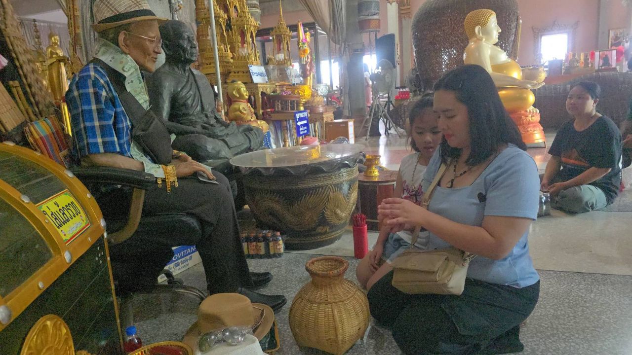 สาวพาแม่มาทำบุญ ถูกรางวัลที่ 2 มาแก้บน “ตาทองงิ้วราย” อธิษฐานขอเลขเด็ดลุ้นโชคอีกงวดเกี่ยวกับหวย