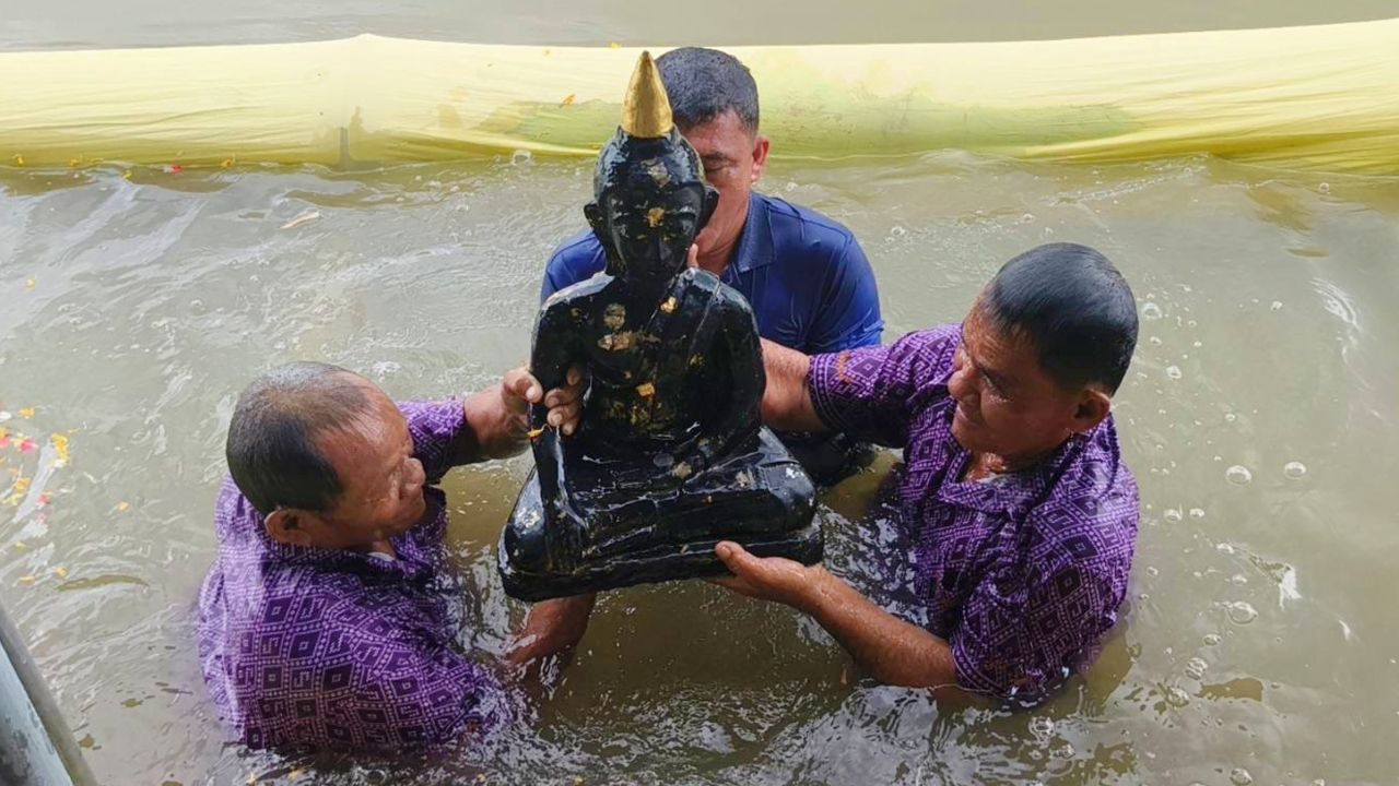 คอหวยส่อง “เลขเด็ด” หางประทัด “พิธีอุ้มหลวงพ่อดำลงแม่น้ำท่าจีน” ลุ้นโชคงวด 1/8/69เกี่ยวกับวัดดัง
