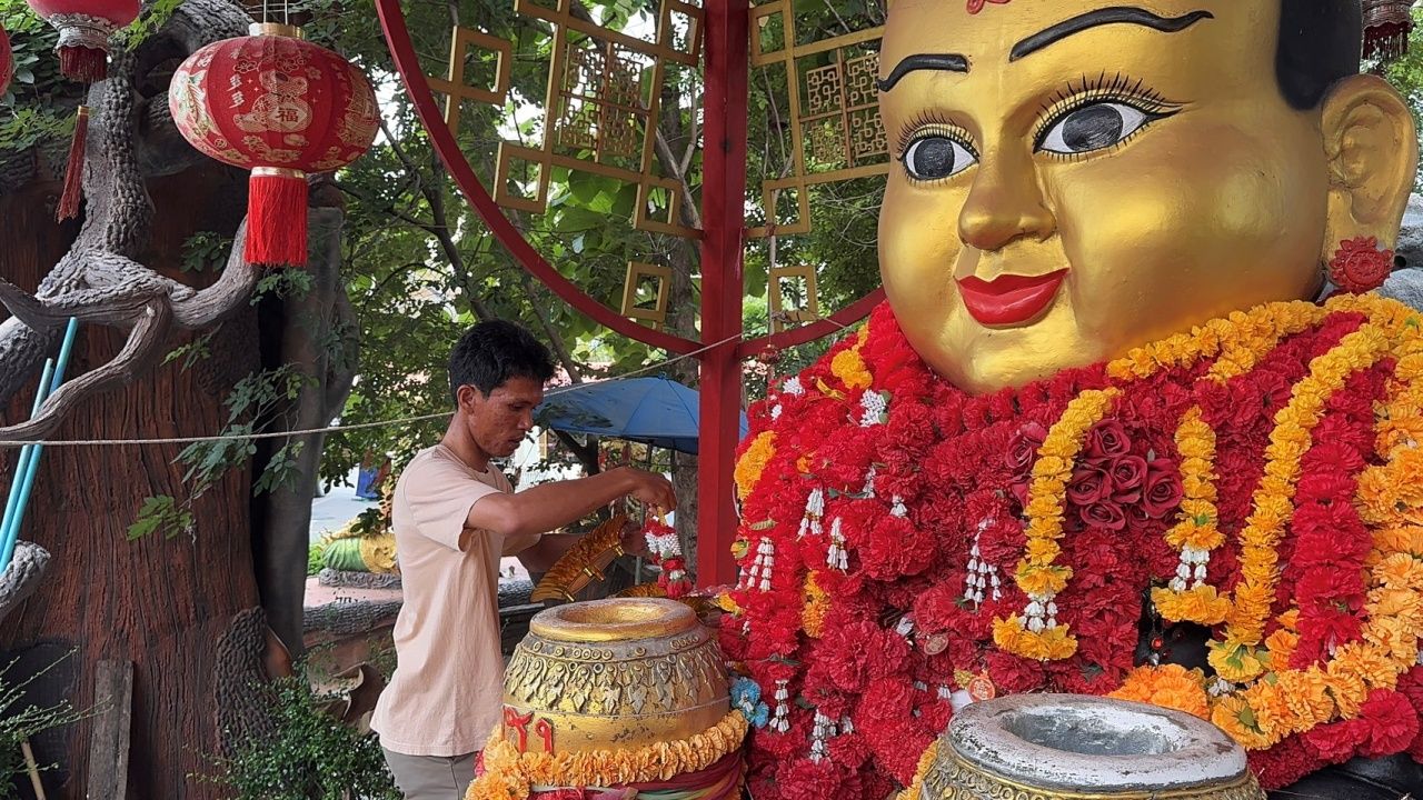 เจ้าของธุรกิจโดรนเกษตร ขนน้ำแดง 100 แพ็ค ถวายกุมารทองเจ้าสัวเฮง แถมได้ลุ้นเลขเด็ด