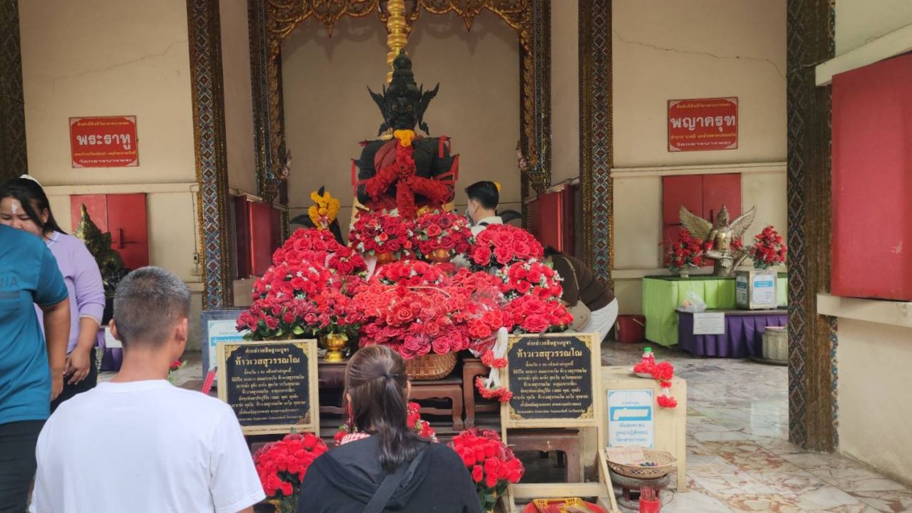 สาวไหว้ขอพร "ท้าวเวสสุวรรณ" วัดหลวงพ่อสมหวัง ไม่ลืมขอเลขเด็ด 1/9/69 กลับไปลุ้น