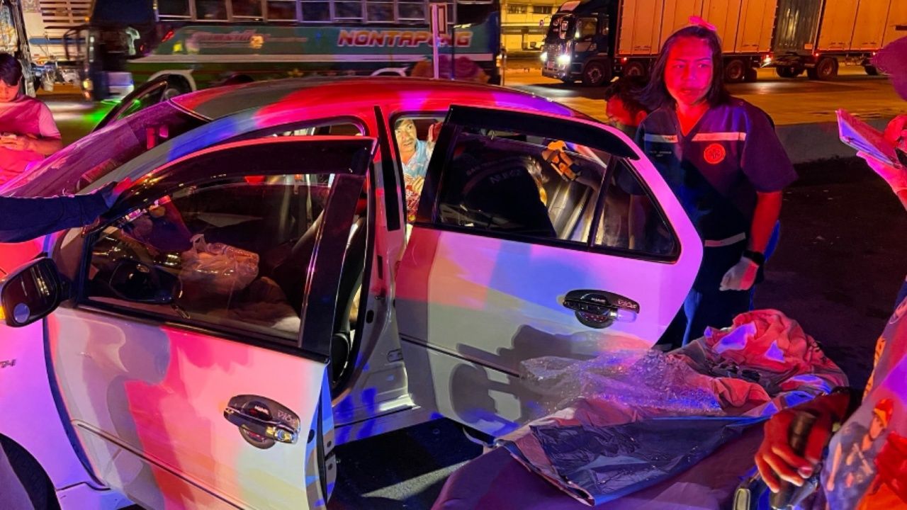 แม่อั้นไม่ไหว คลอดลูกสาวบนรถเก๋ง คอหวยไม่ลืมส่อง "เลขเด็ด" ทะเบียนรถลุ้นโชคเกี่ยวกับหวย