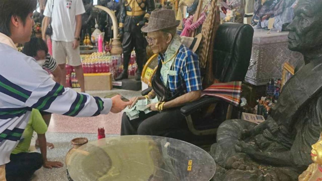 ถูกหวยยกครอบครัว แก้บน “ตาทองงิ้วราย” ติดใจขอ “เลขเด็ด” กลับไปลุ้นอีกงวดเกี่ยวกับหวย