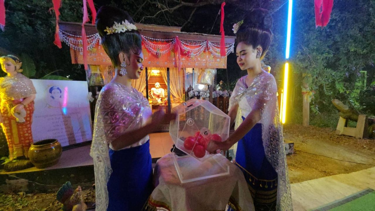 ได้โชคกันถ้วนหน้า ชาวบ้านแห่แก้บน "ศาลเจ้าแม่ขาวทอง" ขอเลขเด็ดงวดนี้ ลุ้นอีกรอบเกี่ยวกับวัดดัง