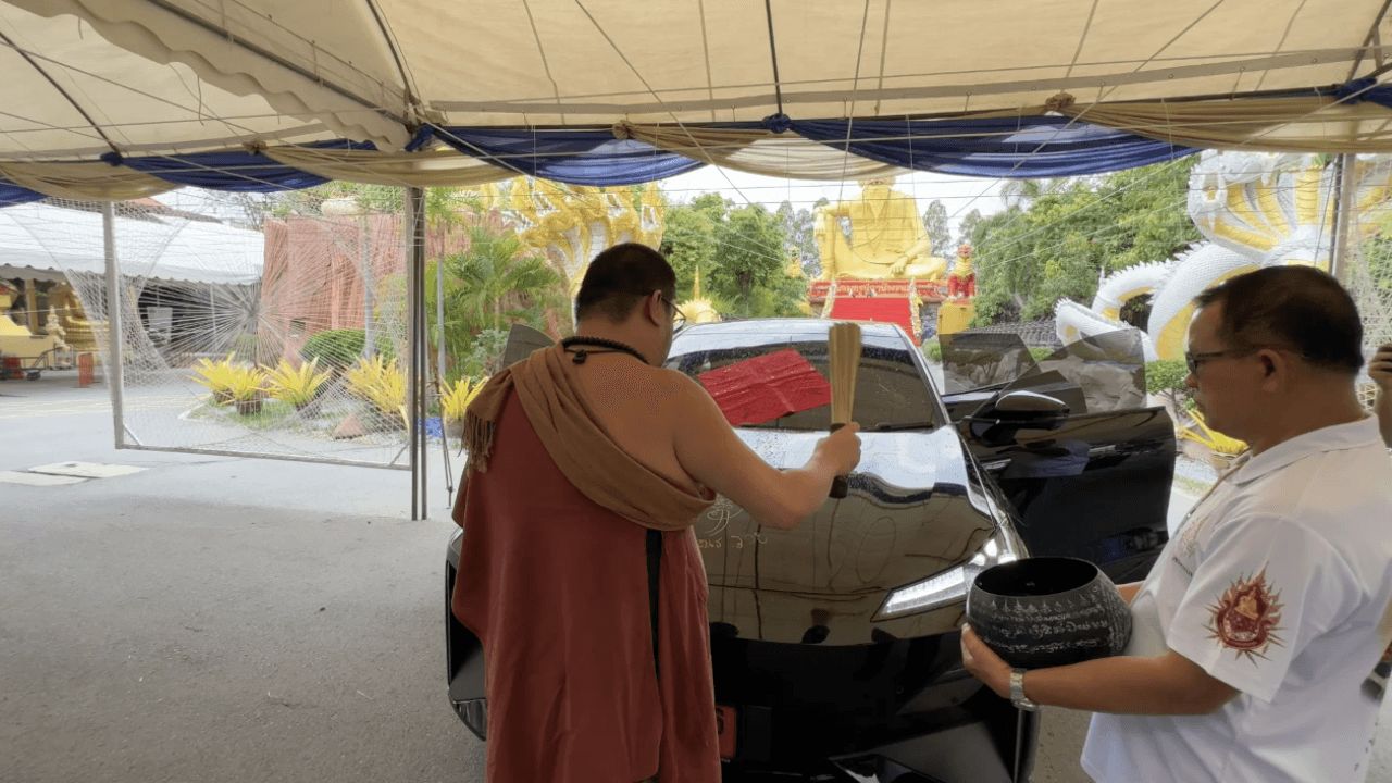 นักธุรกิจจีน นำรถป้ายแดงมาเจิมที่อาศรมฤาษีเณร คอหวยไม่ลืมส่องเลขทะเบียนลุ้นโชคเกี่ยวกับเลขเด็ด