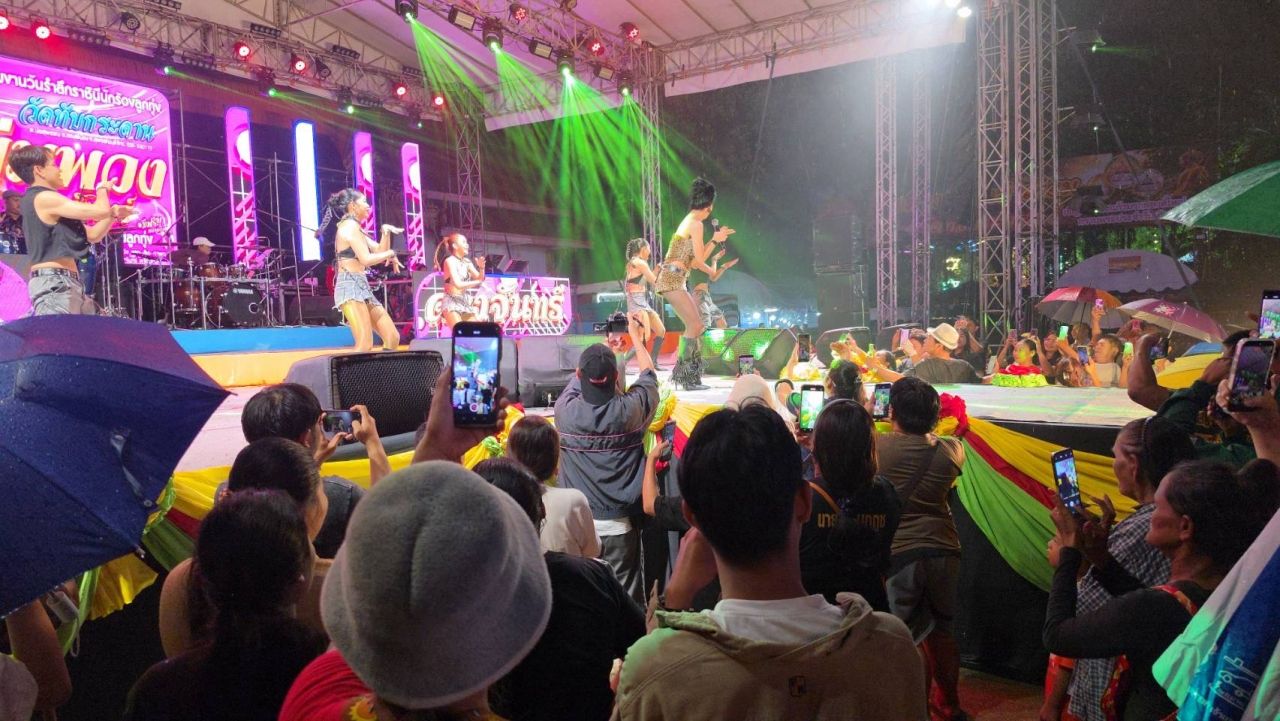 ศิลปินขึ้นเวทีคับคั่ง งานรำลึก 34 ปี "พุ่มพวง ดวงจันทร์" ล้วงไหแจกเลขเด็ดแฟนคลับเกี่ยวกับเลขเด็ด