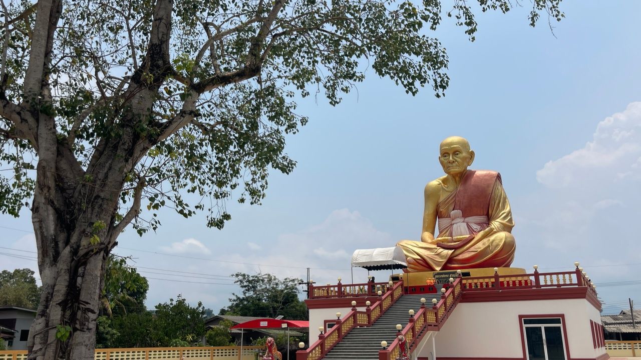 ศรัทธาคอหวย แห่ส่อง "เลขเด็ด" ธูปมงคล คนมาขอโชคที่วัดวังสรรพรส ลุ้นรวย 2/5/69เกี่ยวกับวัดดัง