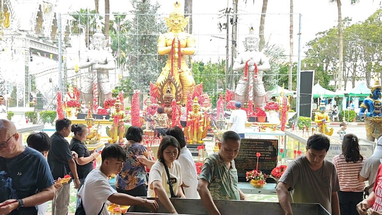อธิษฐานแล้วสมหวังดังใจ คนแห่แก้บน “ท้าวเวสสุวรรณ” วัดดอนใหญ่ ส่องเลขเด็ดกลับไปลุ้นโชคเกี่ยวกับวัดดัง