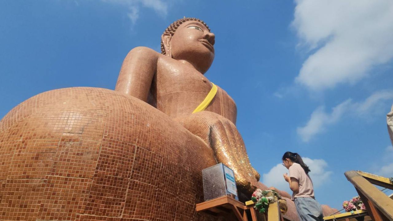 ขายที่ดินได้สมใจ รีบมาแก้บน “หลวงพ่อสมหวัง” ไม่พลาดขอ “เลขเด็ด” ลุ้นงวดนี้เกี่ยวกับวัดดัง