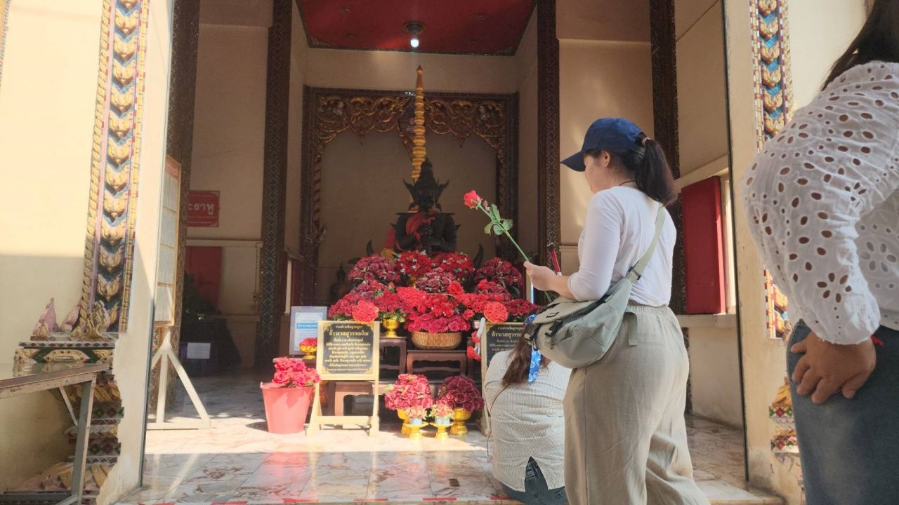 พนักงานทัวร์พา นทท. ทำบุญวัดหลวงพ่อสมหวัง ไม่ลืมขอ "เลขเด็ด" ท้าวเวสฯ ไปลุ้นโชคเกี่ยวกับวัดดัง
