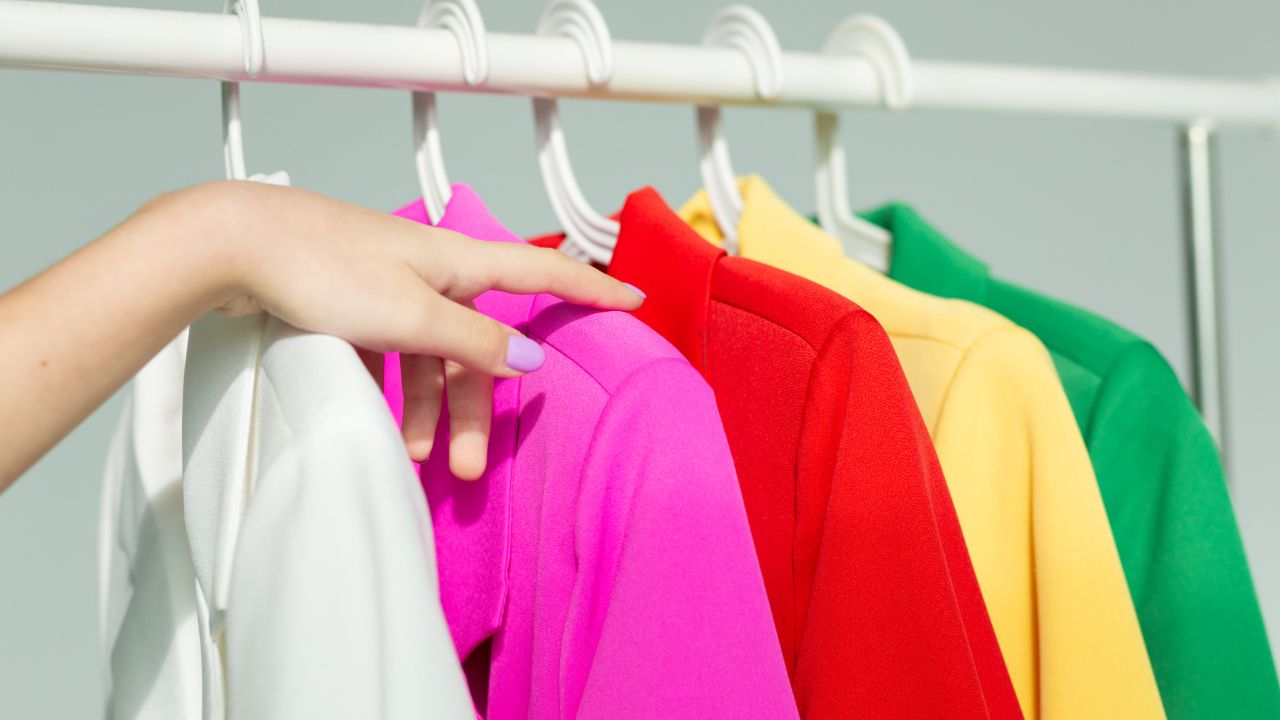 สีเสื้อมงคลวันหวยออก 1 มิถุนายน 2569 หวยออกวันจันทร์ ใส่เสื้อสีอะไรมีโชคเกี่ยวกับเลขเด็ด